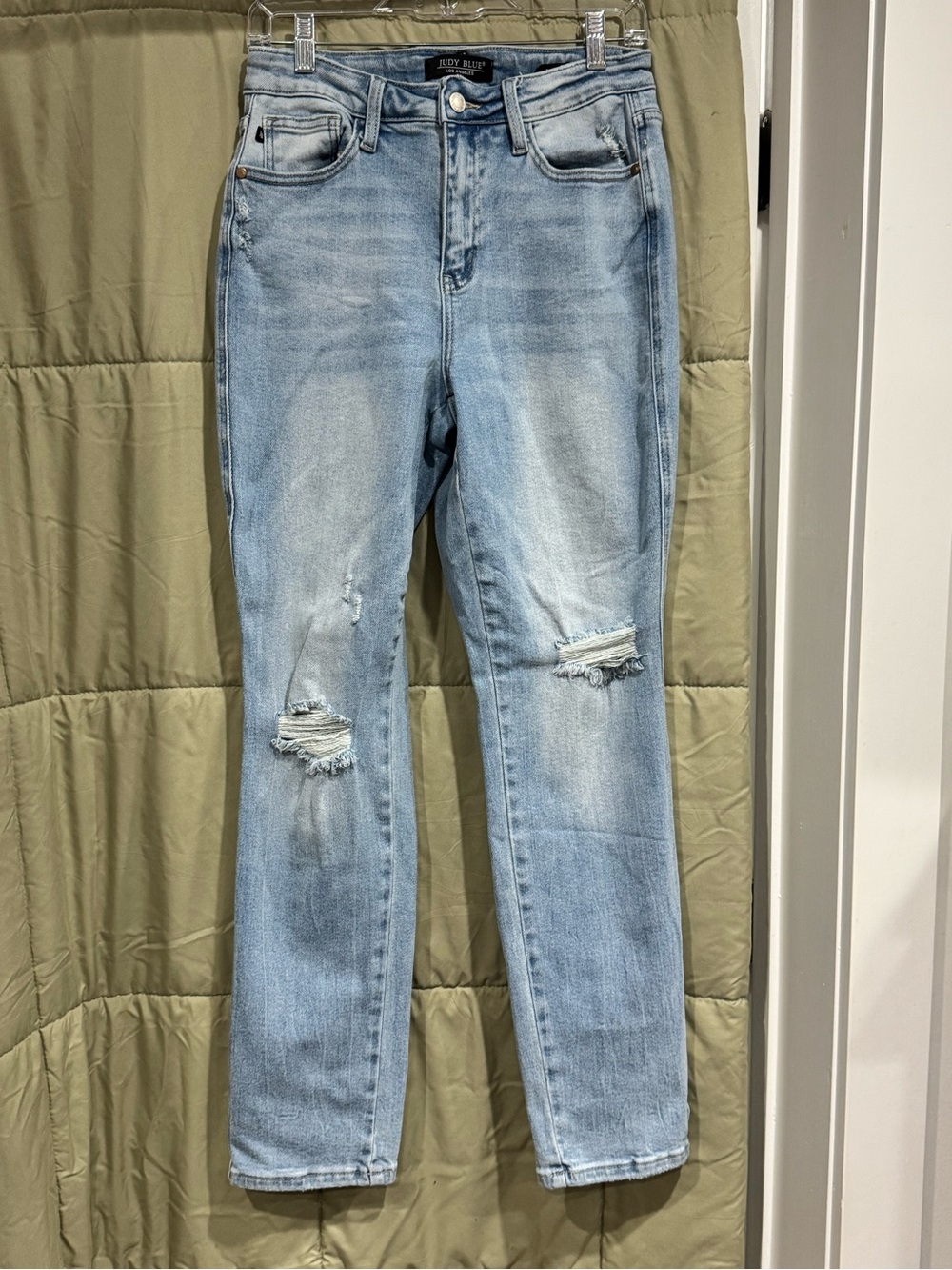 JUDY BLUE Light Wash Distressed Women’s Jeans